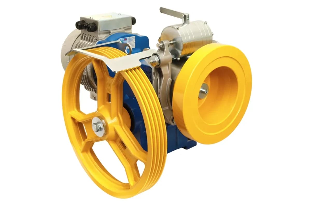 محرك جر ITAL FT1-480، حمولة 2,600 kg، غرفة ماكينة