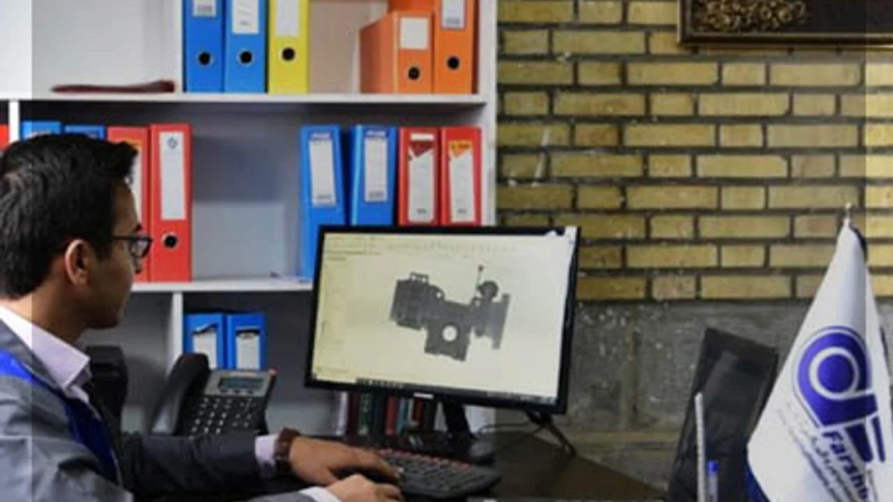 مهندس فرشباف على محطة تصميم CAD في المكتب الفني للشركة